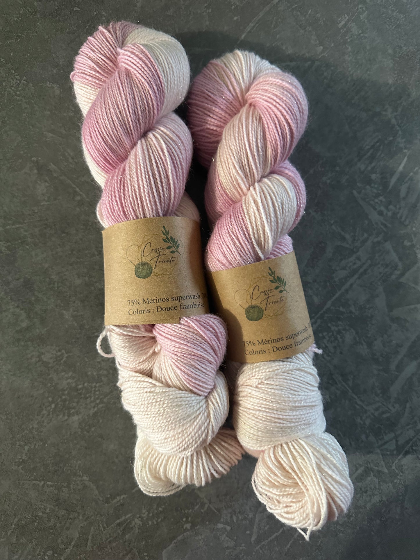 Douce framboise : fingering : Mérinos, nylon, Gold Stellina