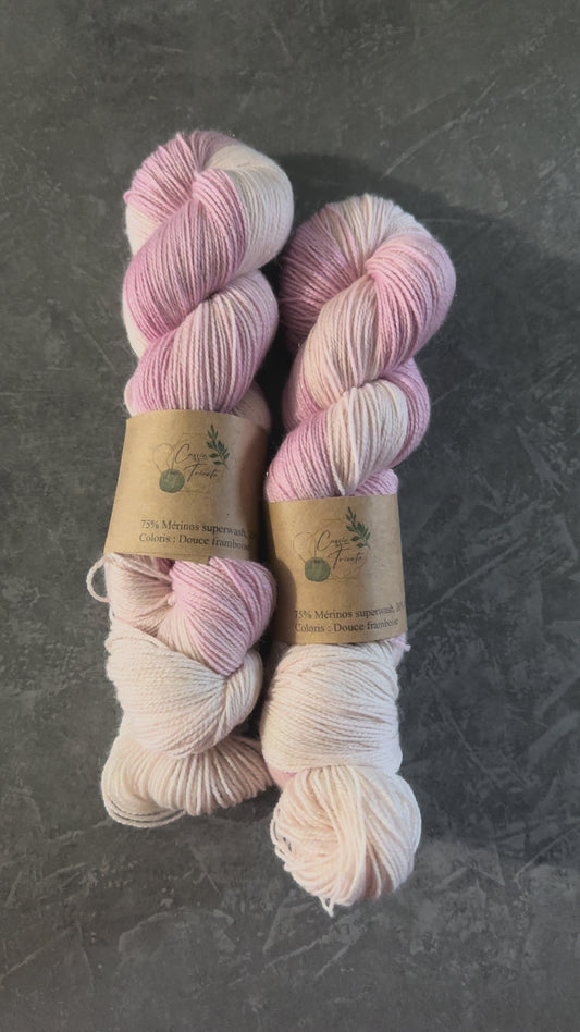 Douce framboise : fingering : Mérinos, nylon, Gold Stellina